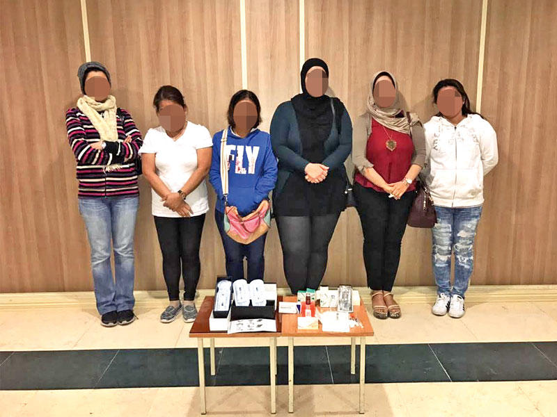 الطبيبتان المزيفتان والممرضات وأمامهن المستحضرات الطبية