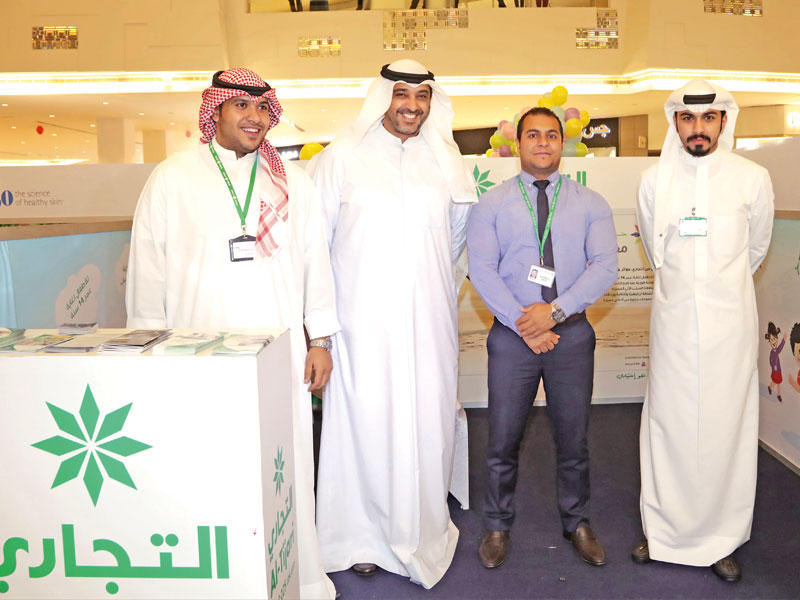 ممثلو «التجاري» أثناء المهرجان