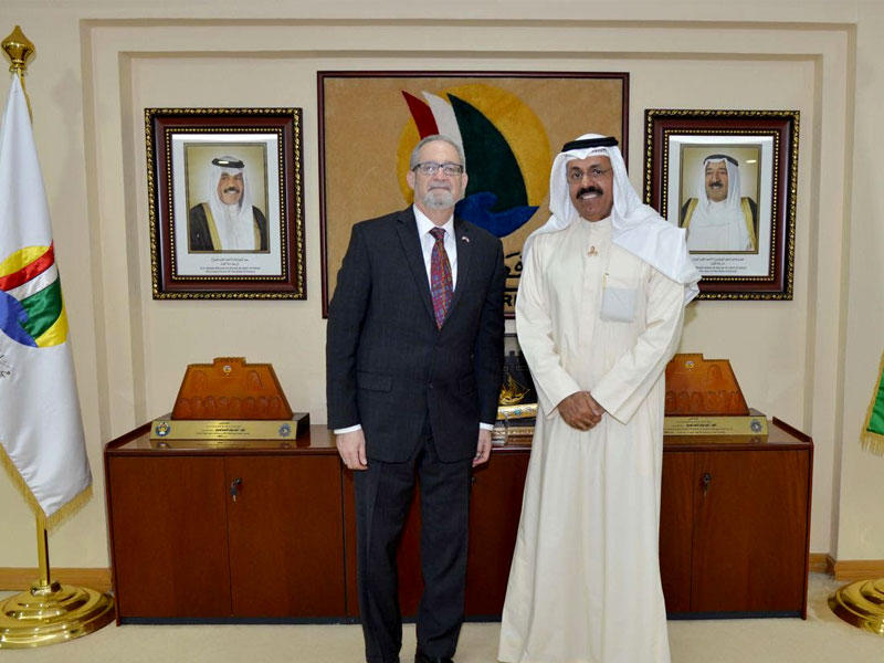 النواف مستقبلاً السفير الأميركي