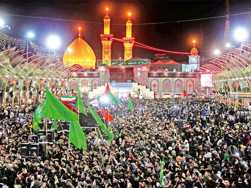 عشرات الآلاف أحيوا أربعينية الإمام الحسين في مدينة كربلاء مساء أمس الأولt(رويترز)