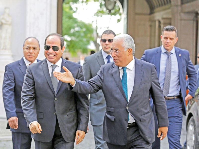 رئيس الوزراء البرتغالي أنطونيو كوستا مرحبا بالرئيس السيسي في قصر ناسيداديس في لشبونة أمسt(أ ف ب)