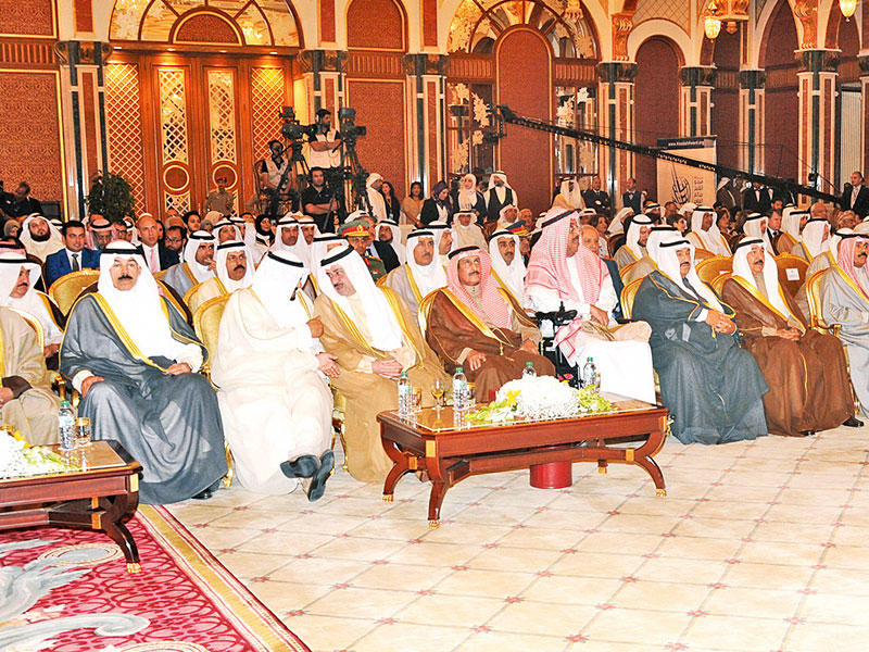 سمو نائب الأمير متوسطاً كبار الشيوخ والمسؤولين في حفل تكريم جائزة سالم العلي للمعلوماتية‎