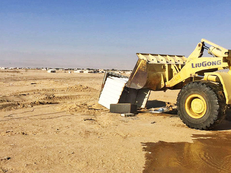 جرافات البلدية تزيل المخيمات المخالفة