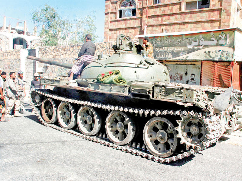 مقاتلون موالون للشرعية بعد تحقيقهم تقدما في تعز أمس (رويترز)