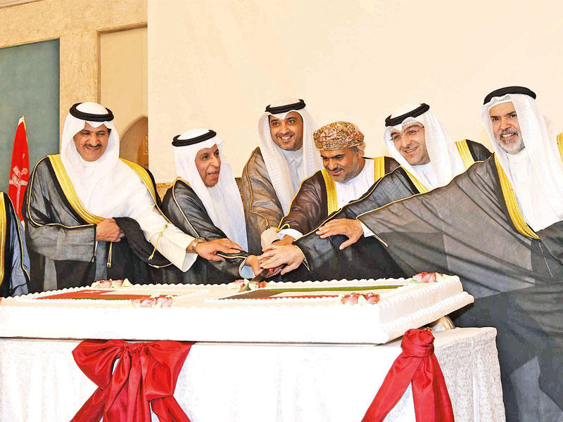 سفراء التعاون ووزير الدولة ووزير الإسكان يقطعون قالب الحلوى