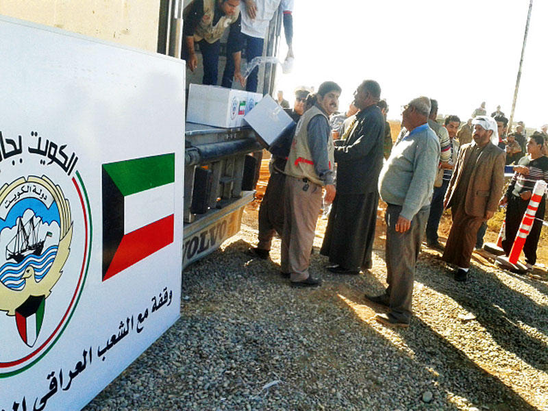 جانب من توزيع المساعدات على نازحي الموصل