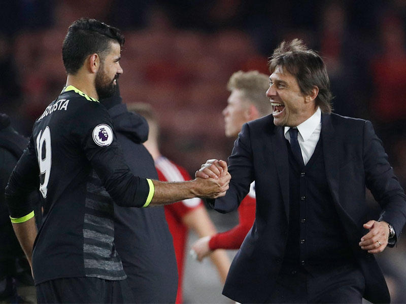 كوستا مصافحاً مدربه