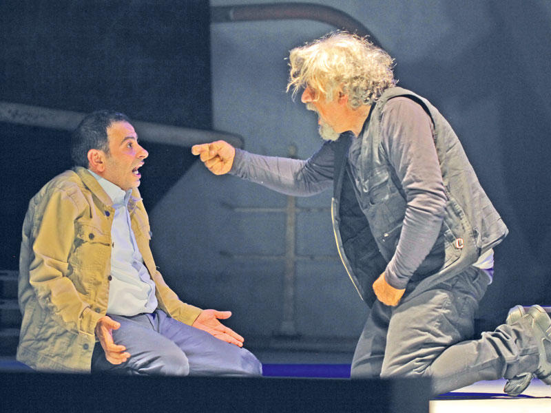 غابريال يمين وطلال الجردي في مشهد من المسرحية 