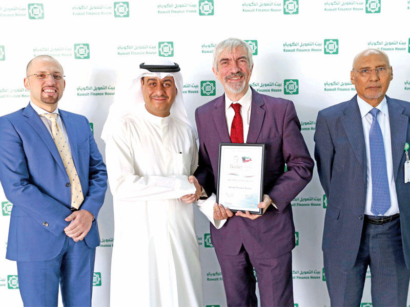 الخرجي متسلماً الجائزة من روبن أملوت