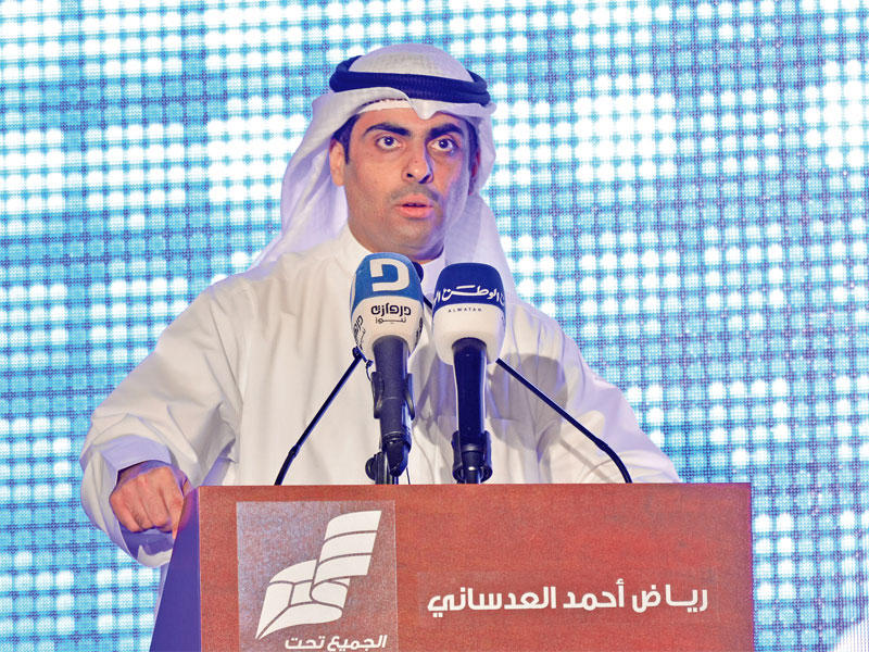 مرشح الدائرة الثانية رياض العدساني متحدثاً خلال ندوته