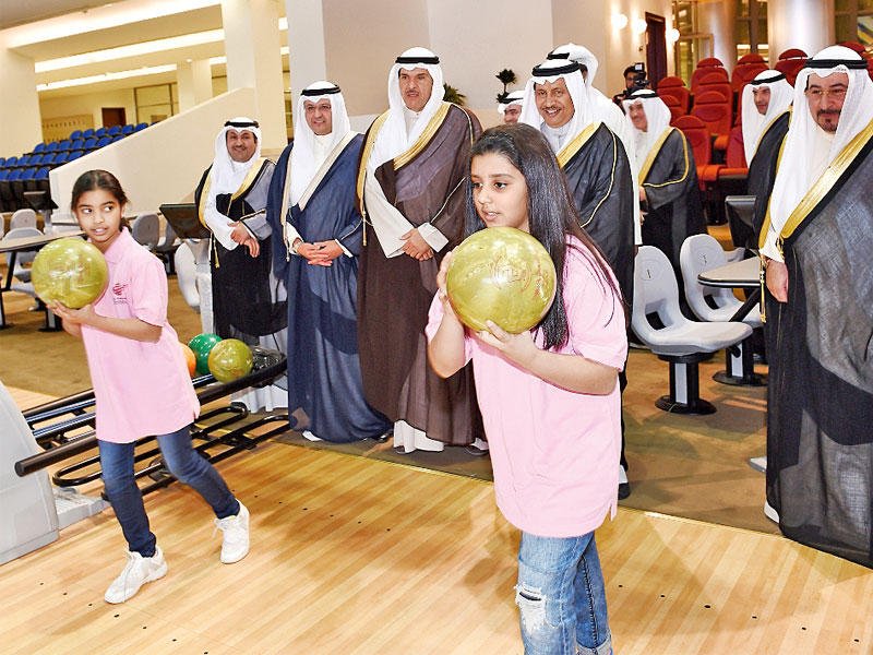 طفلتان تهمان برمي كرات البولينغ تحت أنظار رئيس الوزراء والحمود والعلي