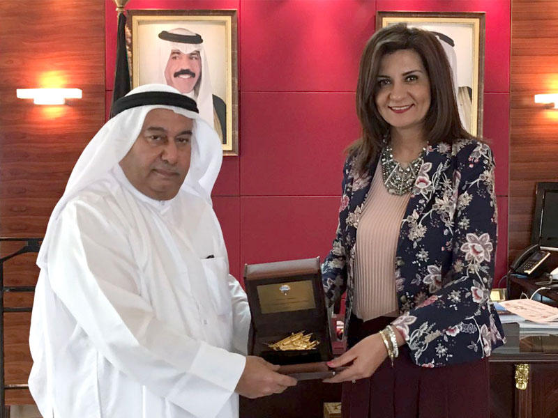 سفير الكويت لدى مصر محمد الذويخ  مع وزيرة الهجرة المصرية نبيلة مكرم