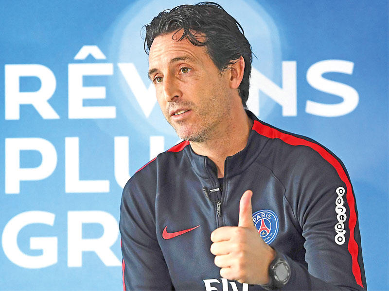  المدير الفني لفريق باريس سان جيرمان الفرنسي الإسباني أوناي إيمري