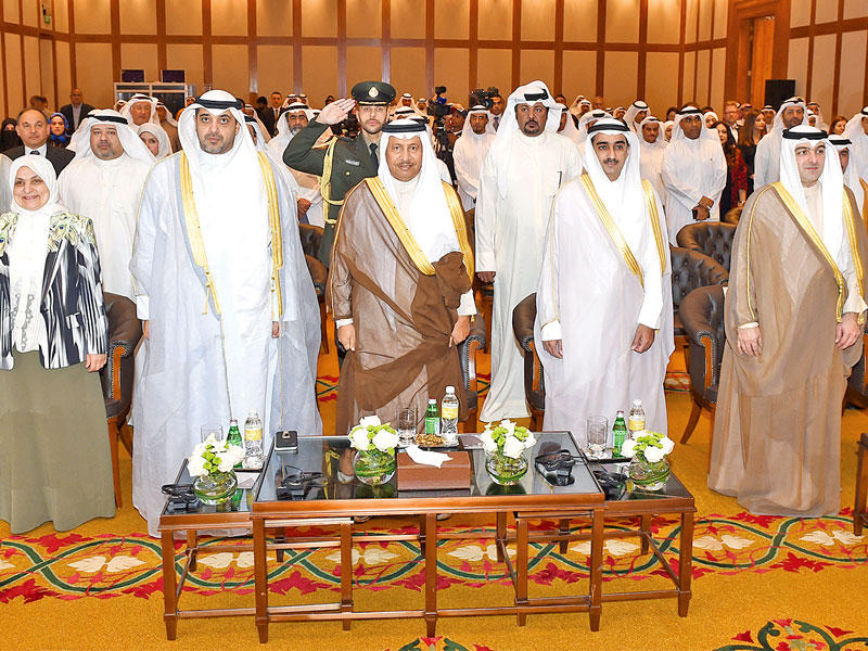 المبارك متوسطاً المشاركين في حفل توقيع عقد «المخطط الهيكلي الرابع» 