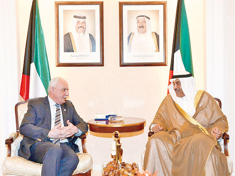  النائب الأول لرئيس مجلس الوزراء وزير الخارجية الشيخ صباح الخال خلال لقائه وزير الخارجية الفلسطيني 