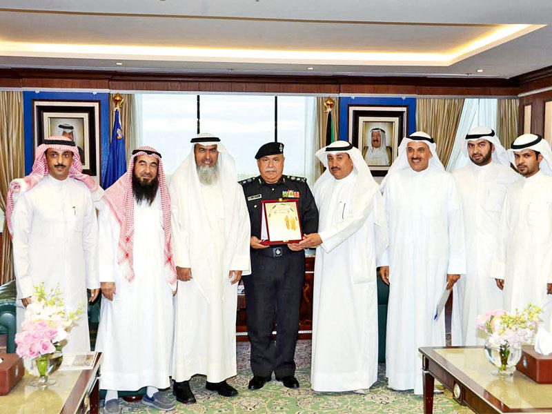  وكيل وزارة الداخلية الفريق سليمان الفهد مستقبلاً أعضاء جمعية إشبيليةn