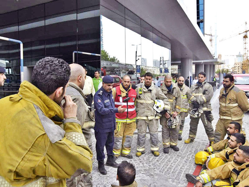  مدير إدارة إطفاء محافظة العاصمة العميد محمد الشطي يقدم شرحاً للتمرين لرجال الأمن
