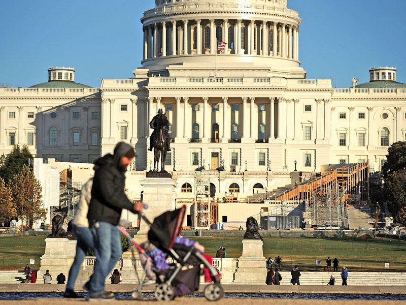 أعمال بناء للمنصة التي سيلقي عليها ترامب خطابه في ٢٠ يناير بالعاصمة واشنطن أمس الأول                    (أ ف ب)