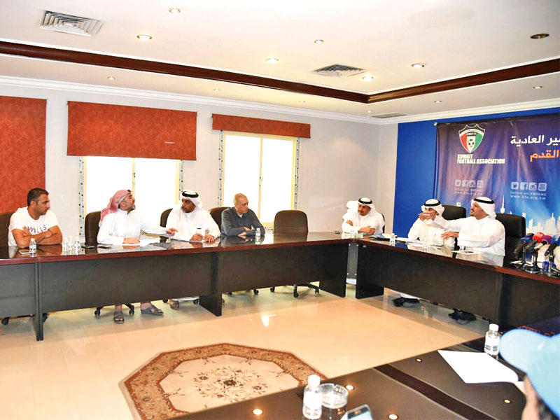 حسين عاشور أثناء تهجمه على خالد الفضلي رئيس لجنة المسابقات خلال المؤتمر الصحافي 