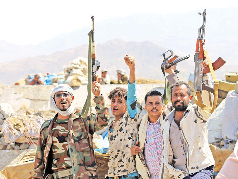 مقاتلون مؤيديون للشرعية في تعز أمس الأول (أ ف ب)