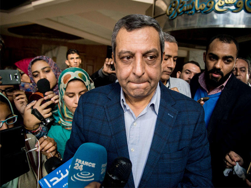 رئيس نقابة الصحفيين المصرية يتحدث للصحفيين بعد أن حكم عليه بالسجن لمدة عامين.