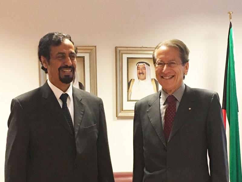 السفير الخالد خلال لقائه مع عضو منظمة متحدون ضد البرامج النووية