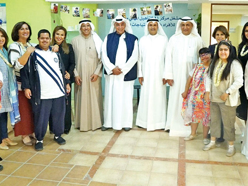 قيادات بنك الكويت الوطني ومركز 21 مع رواد المشغل المهني بعد الافتتاح