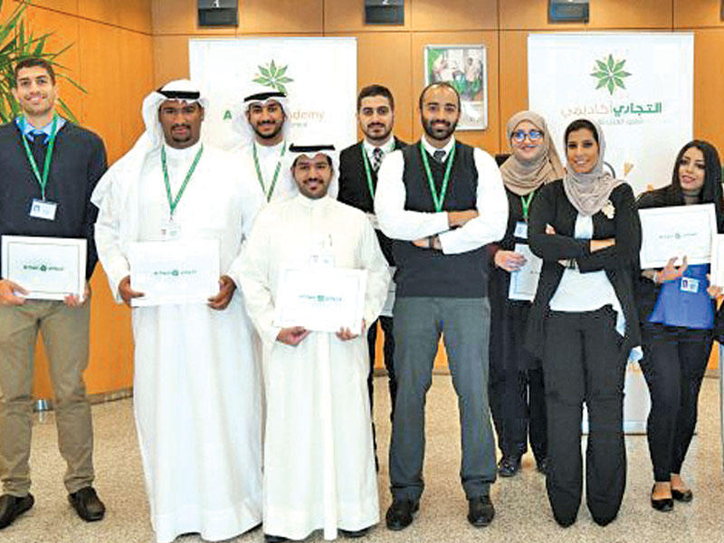 خريجو دفعة جديدة من موظفي الخدمات المصرفية للأفراد