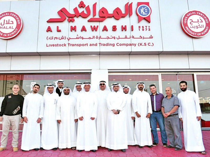 صورة جماعية خلال افتتاح المعرض الجديد