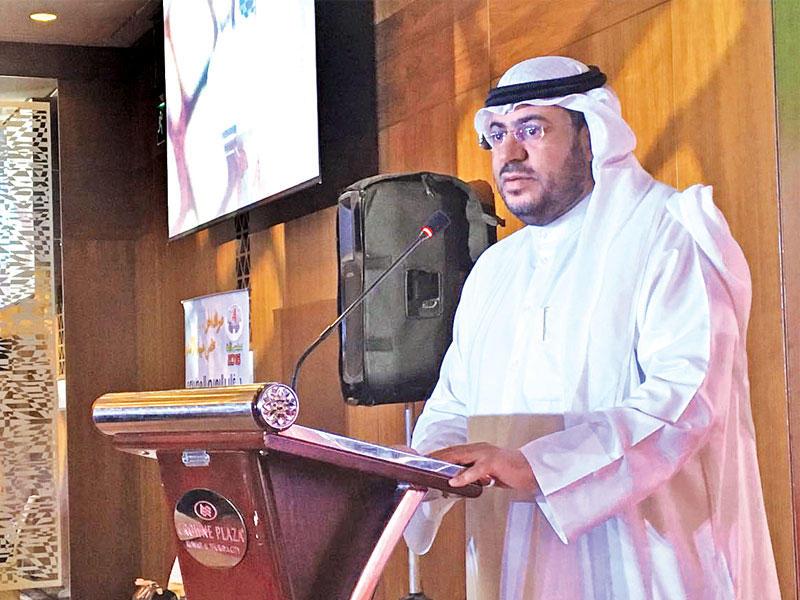 البصيص متحدثاً في الندوة