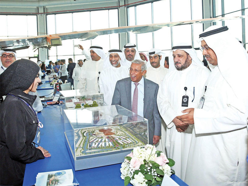 رئيس مجلس أمناء «الأسترالية» عبدالله الشرهان خلال جولته في المعرض 