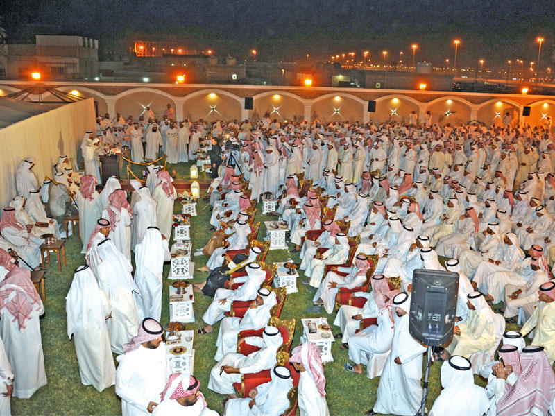 ناخبون يحضرون إحدى الندوات الانتخابية