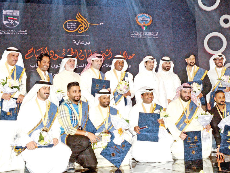 المطيري وعبدالرسول والمزعل مع المكرمين الشباب