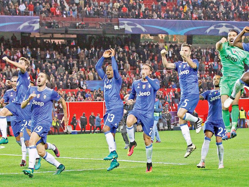 فرحة لاعبي يوفنتوس بعد الفوز على إشبيلية