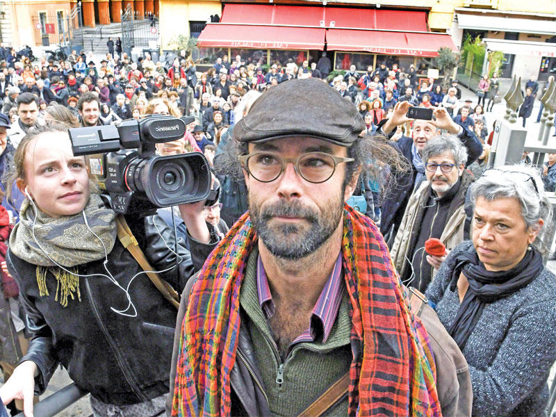 المزارع والباحث والناشط الفرنسي سيدريك هيرو (37 عاماً) يصل الى محكمة في مدينة نيس حيث جرت محاكمته بتهمة تسهيل مرور لاجئين بشكل غير شرعي الى البلاد. ونال هيرو دعما من أحزاب سياسية ومنظمات حقوقية عدة (أ ف ب)    