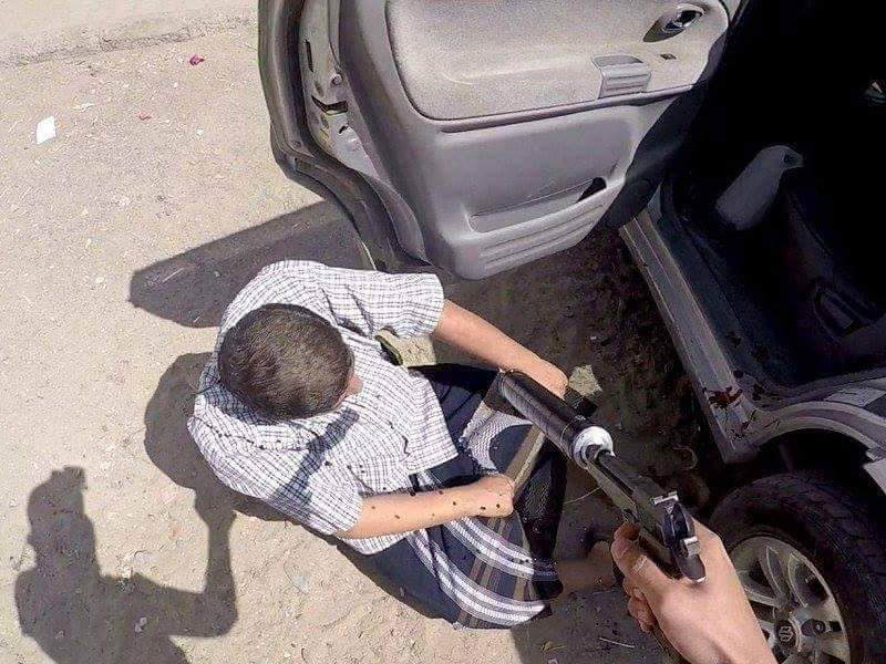 ملثم يوثق اغتيال الضالعي أمام منزله بعدن أمس الأول