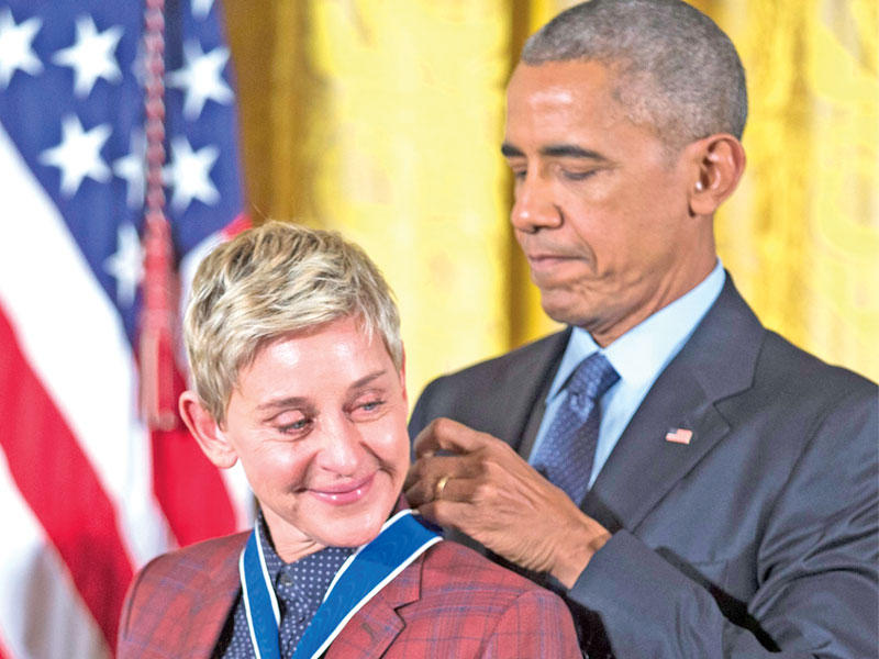 أوباما يقلد ديجينبريس الوسام ويحاول الوصول إلى رقبة عبدالجبار... بروس سبرنغستين وخلفه مايكل جوردان... ميلاندا وبيل غيتس خلال الحفل في البيت الأبيض مساء أمس الأول  