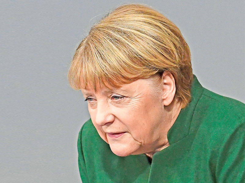 ميركل تلقي كلمتها أمام البوندستاغ أمس t(أ ف ب)