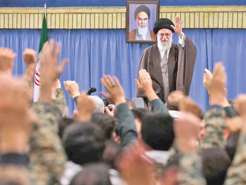 خامنئي متحدثاً إلى ضباط من الحرس الثوري أمس  (إرنا)