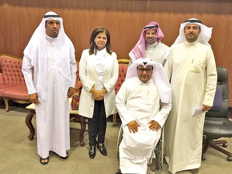  المديرة العامة للهيئة العامة لشؤون ذوي الإعاقة، د. شفيقة العوضي ومسؤولو النادي الكويتي للمعاقين