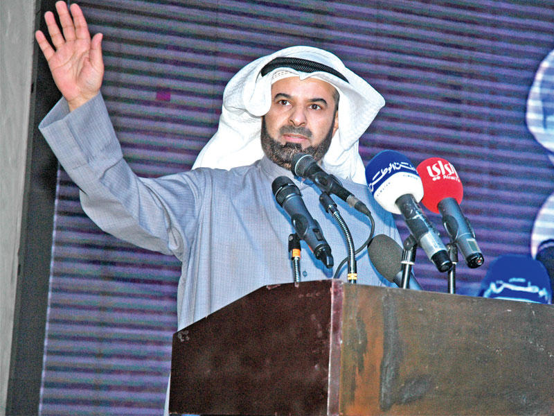 الوعلان متحدثاً في ندوتهn