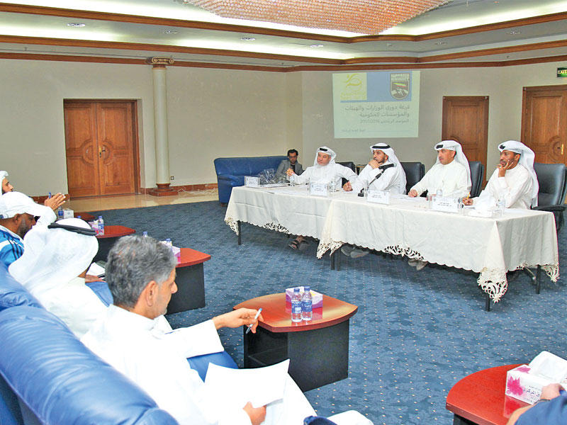 حامد الهزيم مدير ادارة الرياضة للجميع وأعضاء اللجنة المنظمة مع ممثلي الفرق