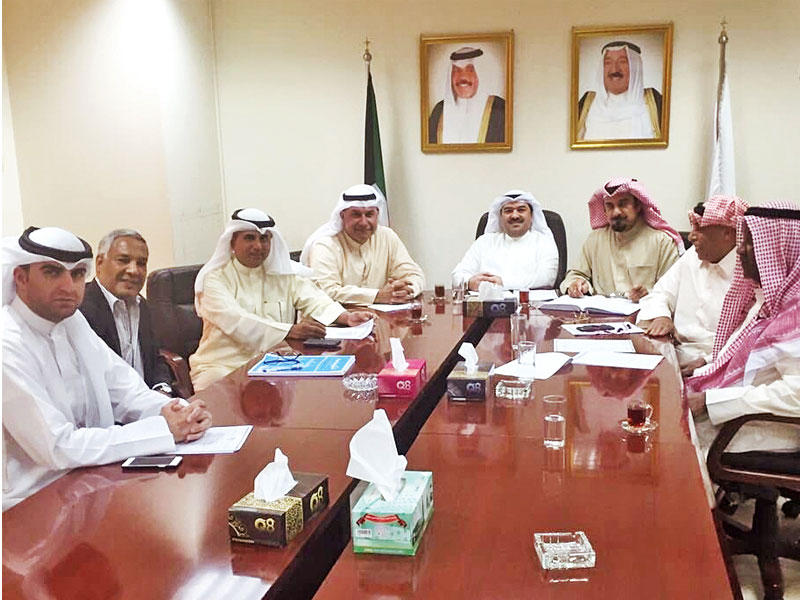 بعض أعضاء مجلس إدارة العربي في اجتماع سابق