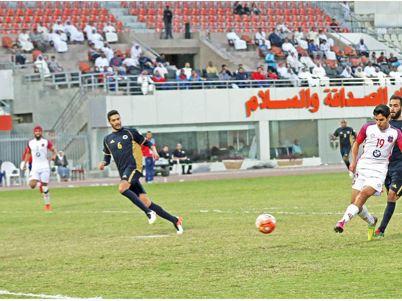 جازع في طريقه لتسجيل هدف الكويت الثاني