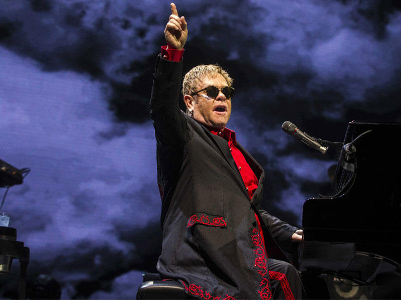 المغني البريطاني إلتون جون