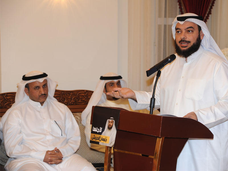 الحربش متحدثاً (تصوير عوض التعمري)