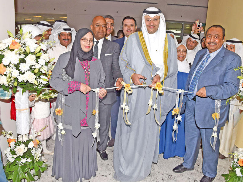 زير الصحة د. علي العبيدي مفتتحاً مركز جابر الأحمد لطب الأسنان أمس