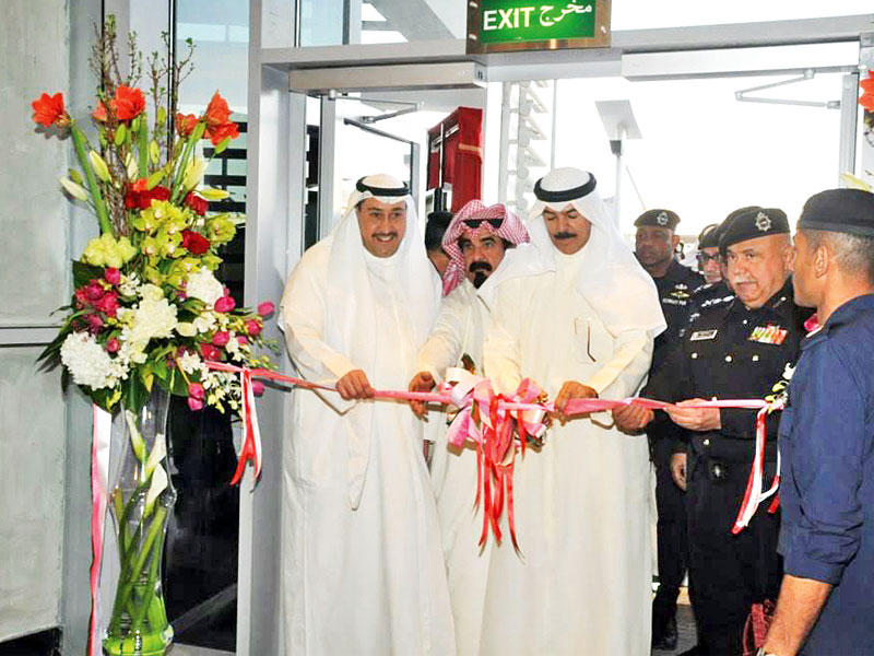  نائب رئيس مجلس الوزراء وزير الداخلية الشيخ محمد الخالد  مفتتحاً المبنى بحضور المالك والخليفة والفهد