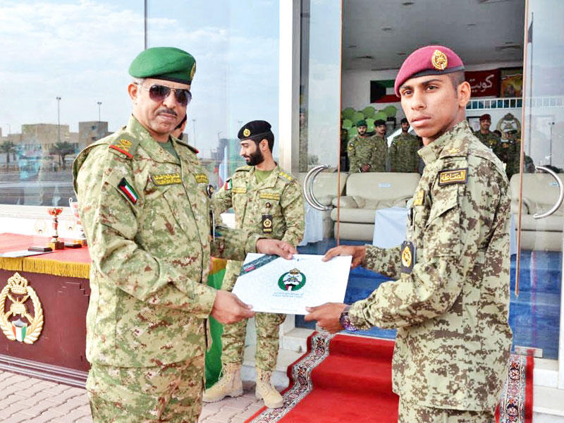 تكريم أحد الخريجين