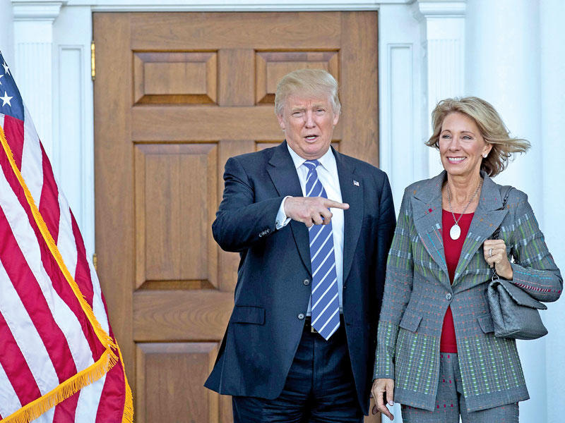 ترامب ومرشحته لوزارة التعليم  في نيوجرسي أمس الأول   (أ ف ب)